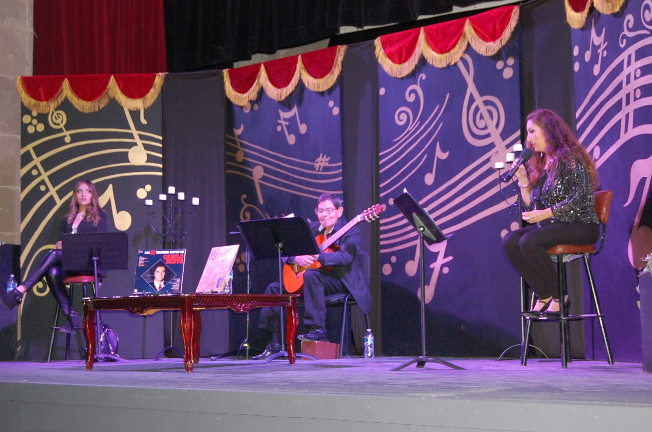 RECITAL BOHEMIO EN EL TEATRO HINOJOSA DENTRO DE LOS DOMINGOS FAMILIARES