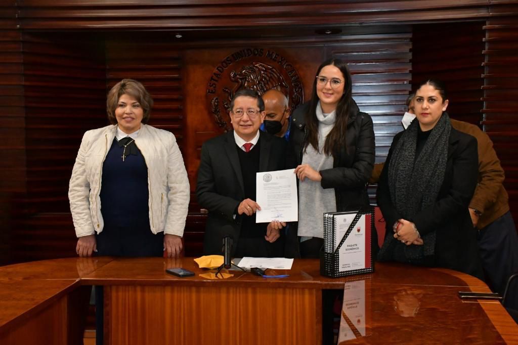 En tiempo y en forma, el Gobernador David Monreal Ávila envió esta noche al Poder Legislativo su propuesta de Paquete Económico para el ejercicio fiscal 2022, el cual está diseñado para generar desarrollo y bienestar social en Zacatecas.