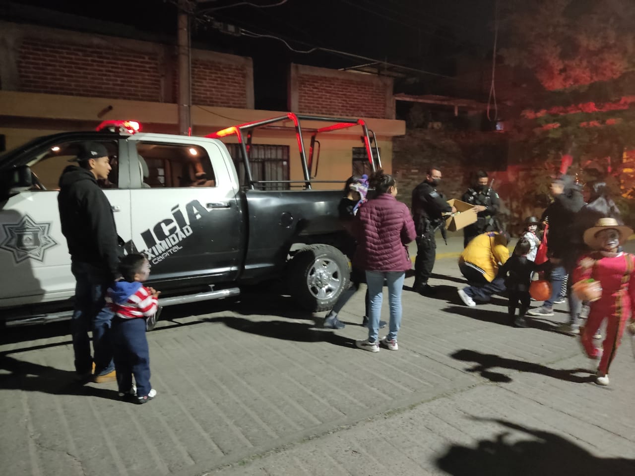 ENTREGA POLICÍA MUNICIPAL DE ZACATECAS DULCES A NIÑAS Y NIÑOS DURANTE EL DÍA DE MUERTOS