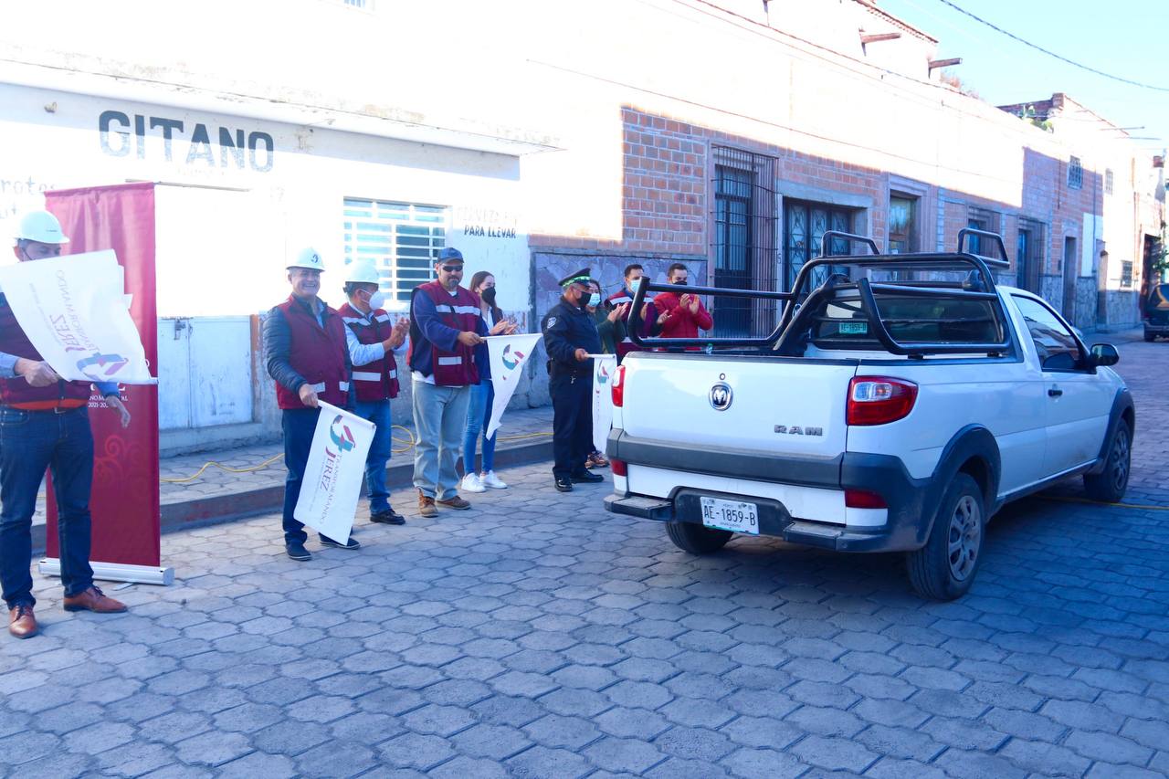 SE RENUEVAN LAS CALLES HIDALGO Y ROSALES CON INTENSO BACHEO EN JEREZ.