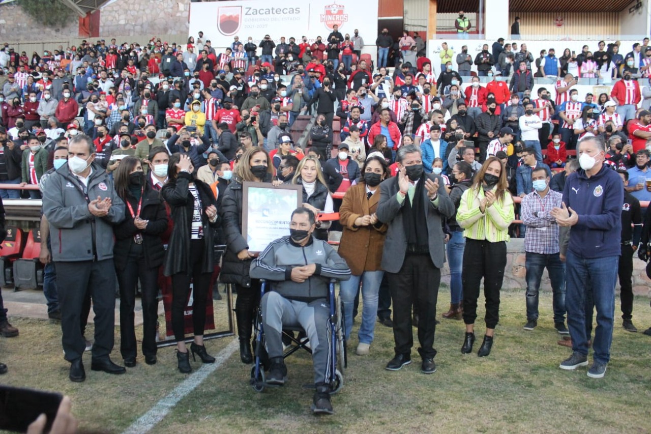 Rinde Gobernador David Monreal homenaje a Benjamín Galindo en partido Chivas-Mineros