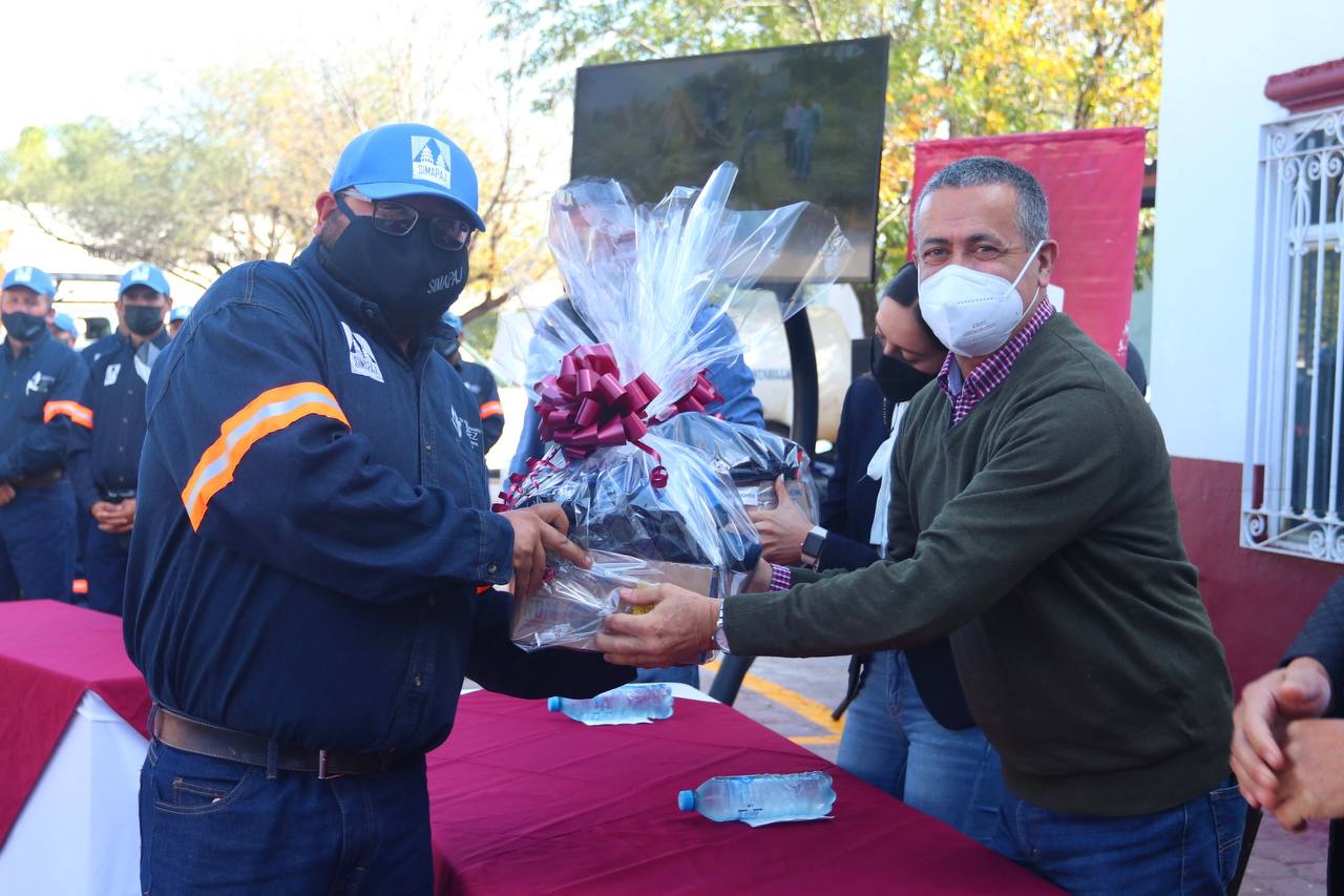 RECONOCE HUMBERTO SALAZAR ESPÍRITU DE SERVICIO Y VISIÓN DE TRABAJO DEL SIMAPAJ