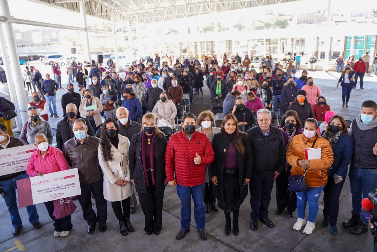 BRINDA JORGE MIRANDA CASTRO CERTEZA JURÍDICA A CAPITALINOS CON ENTREGA DE ESCRITURAS