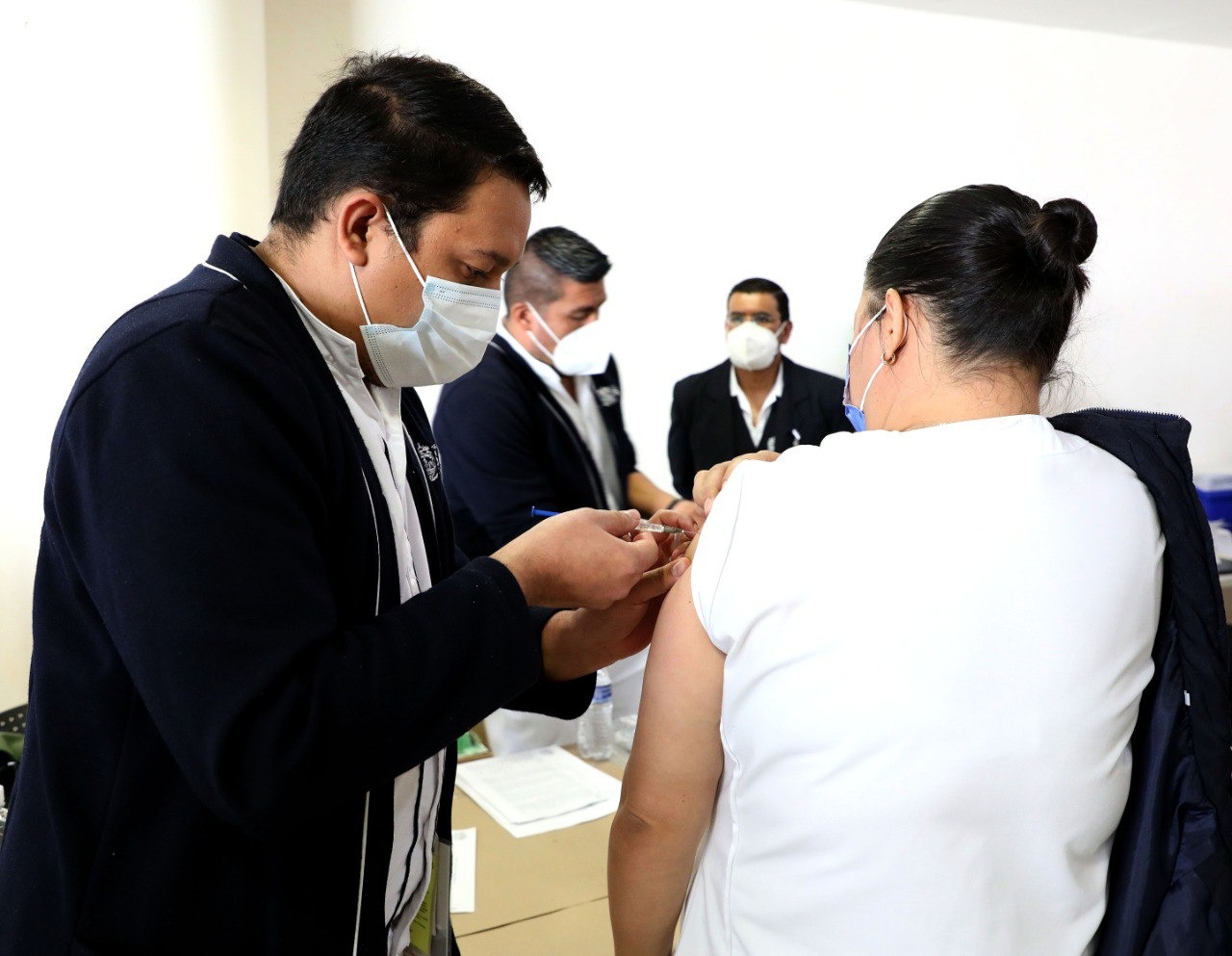 Personal de salud de Zacatecas recibe dosis de refuerzo de vacuna contra Covid-19.