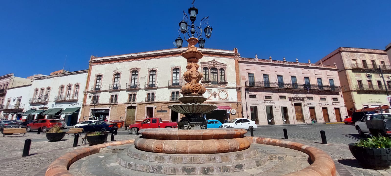 RESTAURA SERVICIOS PÚBLICOS DE ZACATECAS ESTRUCTURA  DE LA FUENTE DE LOS FAROLES