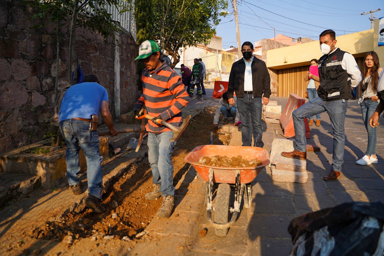 SUPERVISA SERVICIOS PÚBLICOS DE LA CAPITAL OBRA DE BACHEO EN COLONIA SIERRA DE ÁLICA