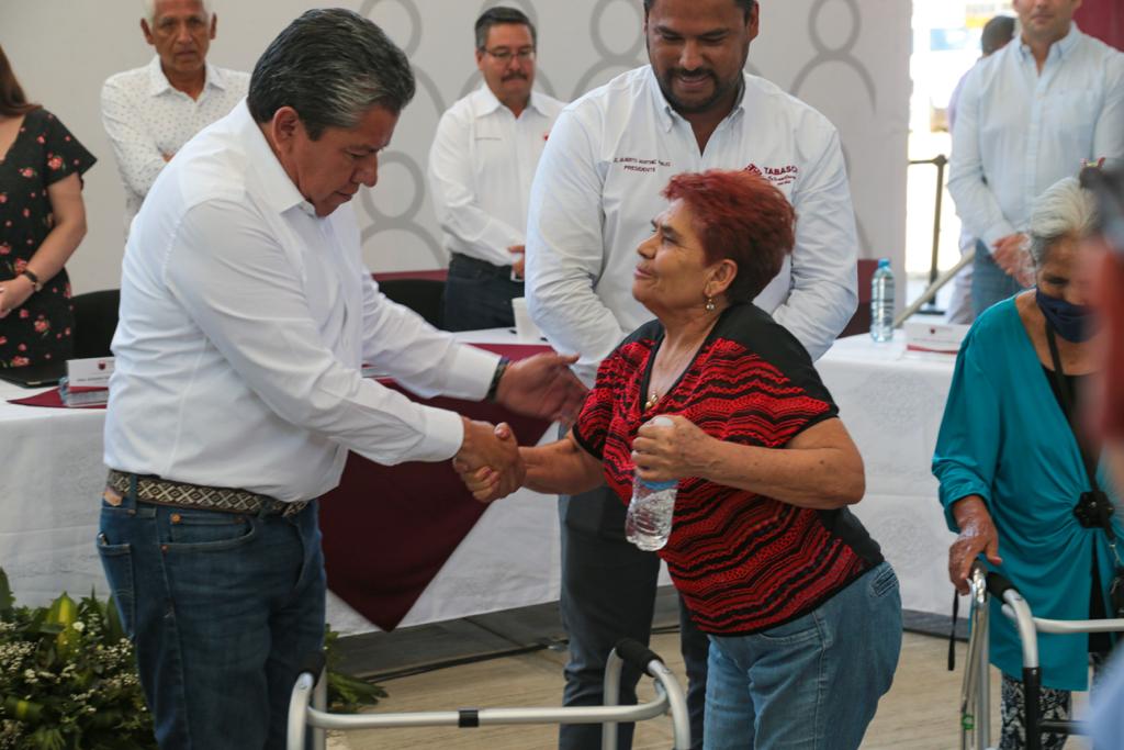 Entrega Gobernador David Monreal Ávila aparatos funcionales y anuncia inicio de registro para la Pensión de las Personas con Discapacidad