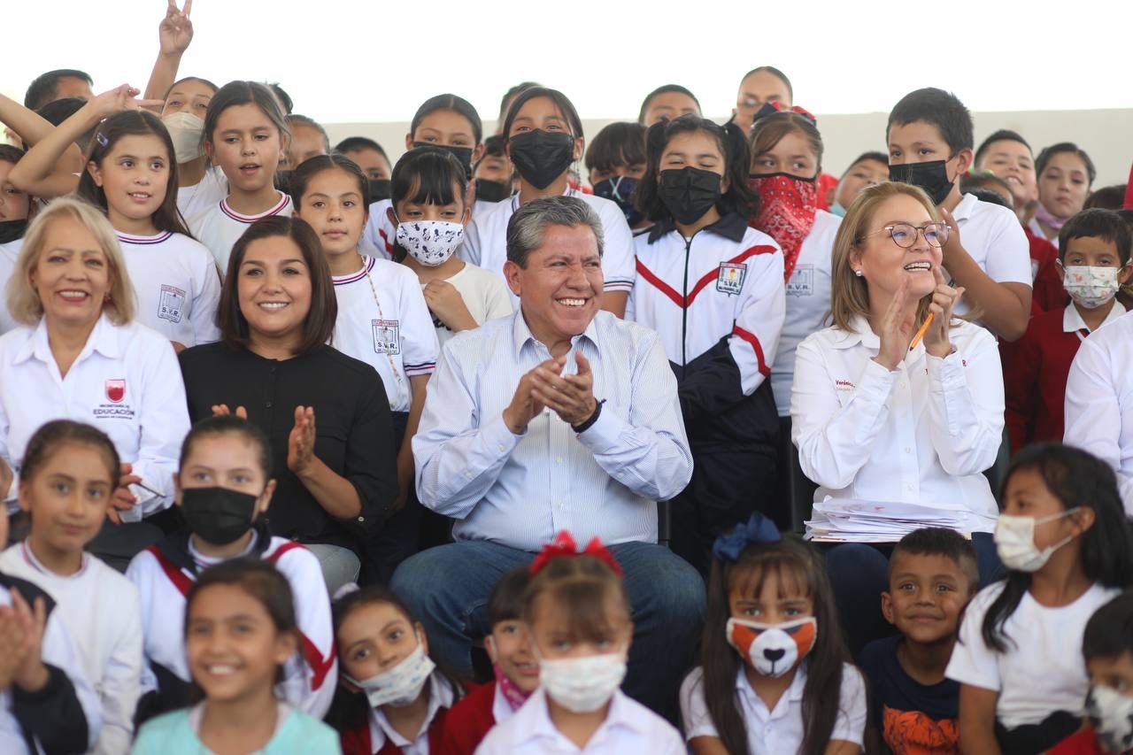 🟢Dotará Gobernador David Monreal Ávila de uniformes escolares a estudiantes de primarias públicas de todo Zacatecas