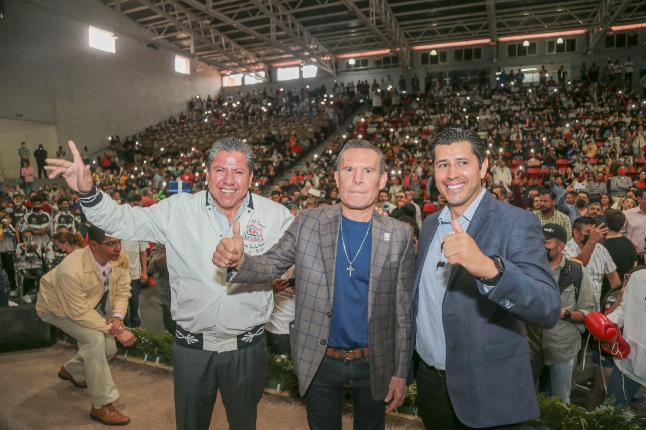 Recibe Gobernador David Monreal a la leyenda del boxeo mexicano Julio César Chávez