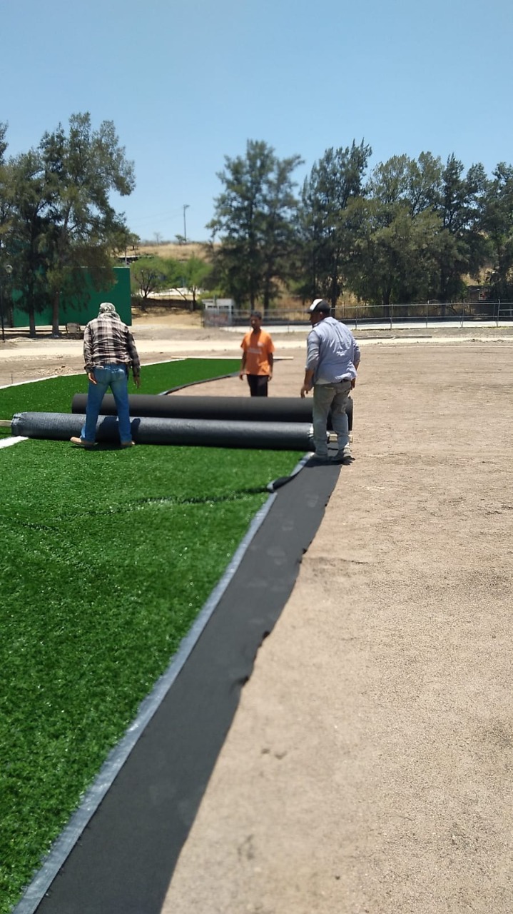 Avanza modernización de cancha de futbol en unidad deportiva de Tlaltenango