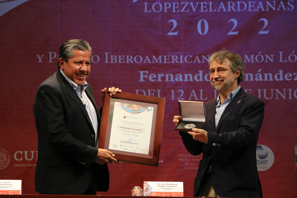 Entrega el Gobernador David Monreal el Premio Iberoamericano “Ramón López Velarde” 2022 al poeta Fernando Fernández