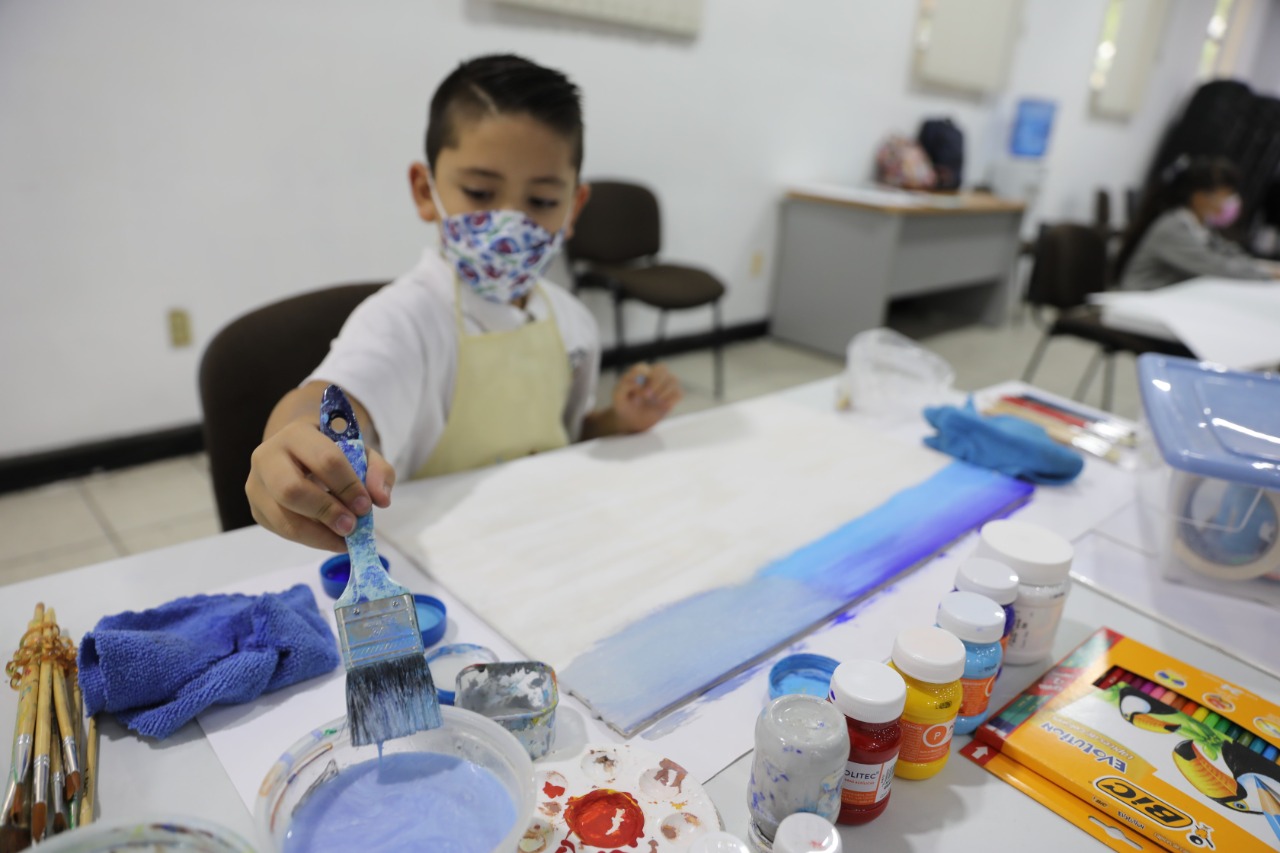 Con acuarela, colores y pintura, 55 estudiante de primaria emiten un mensaje para cuidar al mar
