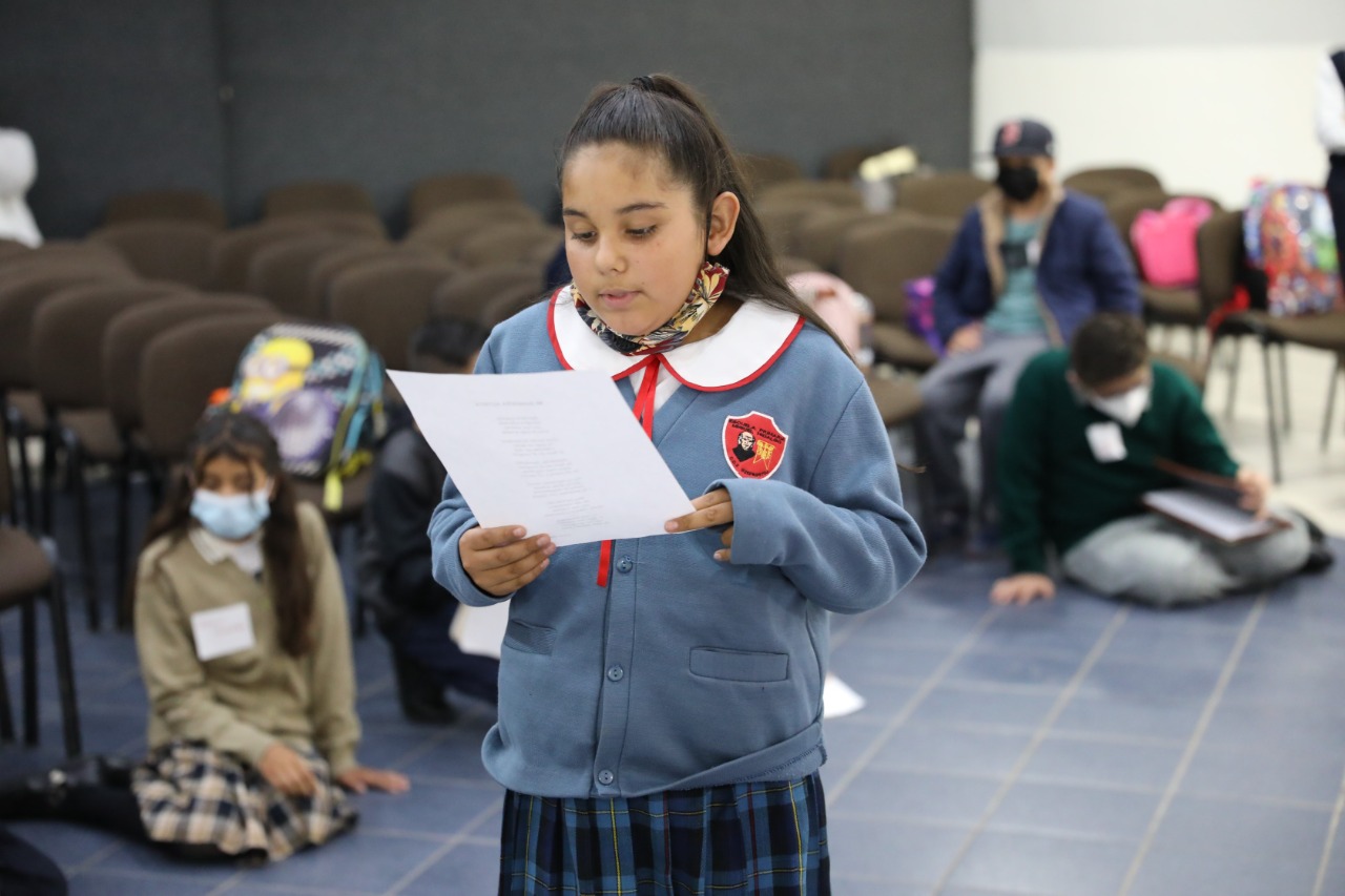 Con creaciones escritas, estudiantes de primaria y secundaria expresan su amor por los símbolos patrios