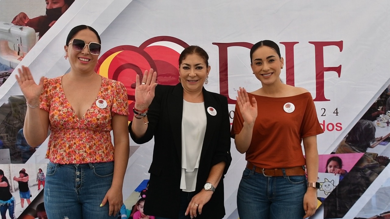 EXITOSA JORNADA DE EXHIBICIÓN Y APLICACIÓN DE UÑAS ORGANIZADA POR EL DIF DE JEREZ