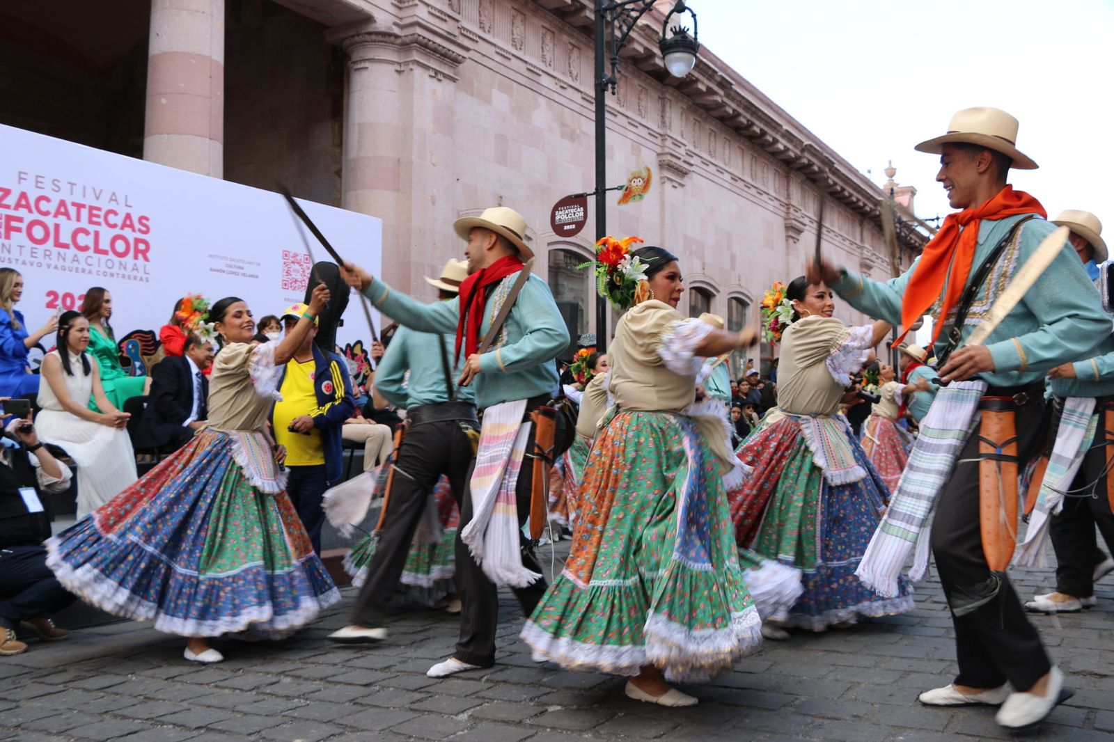 Una fiesta de color, música y bailes invadió las calles de la capital con la inauguración del Festival Zacatecas del Folclor Internacional 2022