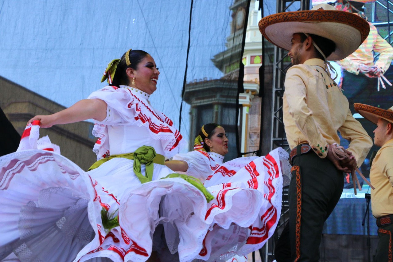 Chile, Baja California Sur y Zacatecas brillan con sus presentaciones en Plaza de Armas, en el Festival del Folclor 2022