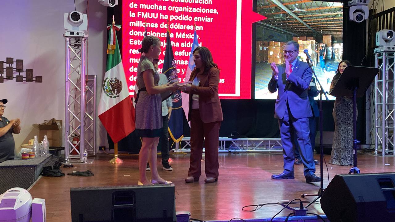 Entrega Sara Hernández de Monreal Premios Tonahuac en Salt Lake City