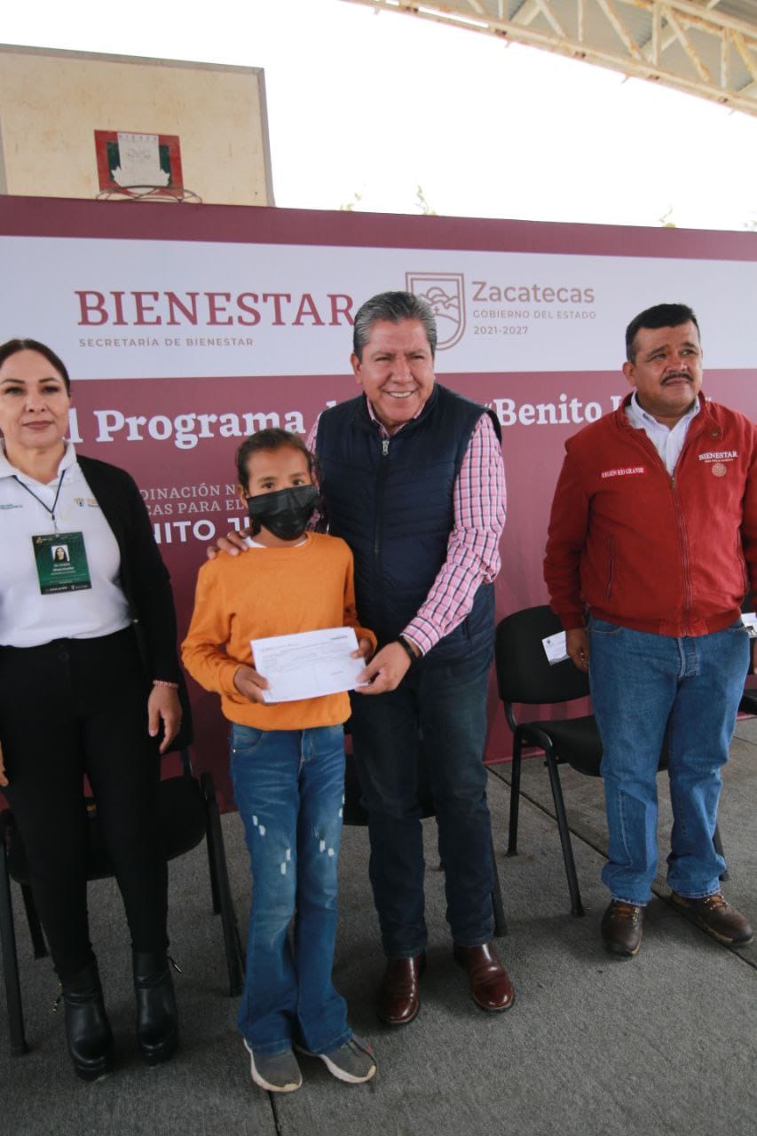 Continúan Gobernador David Monreal y Gobierno de México con entrega de uniformes, útiles escolares y becas en beneficio de las familias zacatecanas