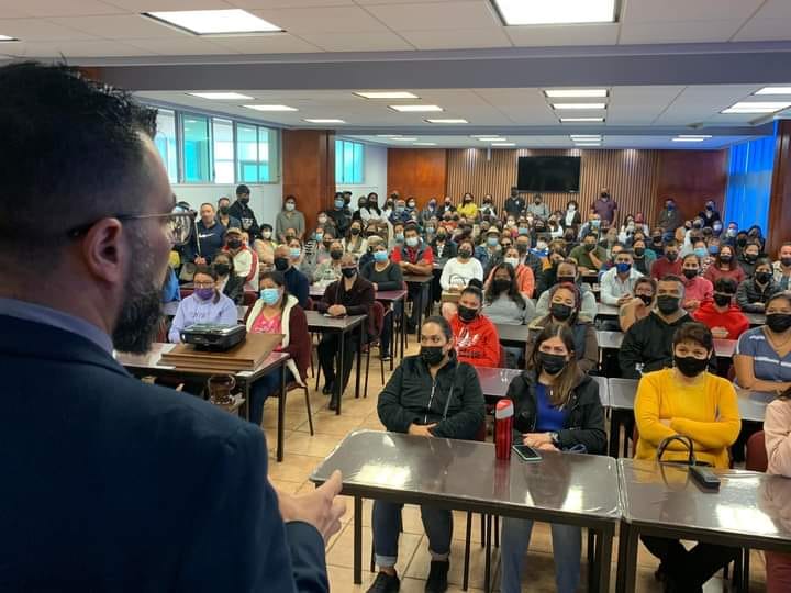 Padres de familia se reúnen con autoridades de Ciencias de la Salud