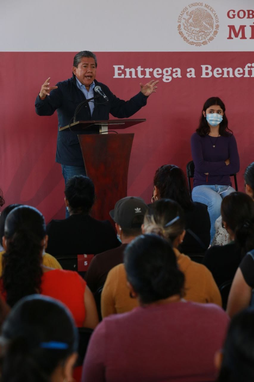 Para generar bienestar social, entrega Gobernador David Monreal becas, uniformes y útiles escolares en Villa García