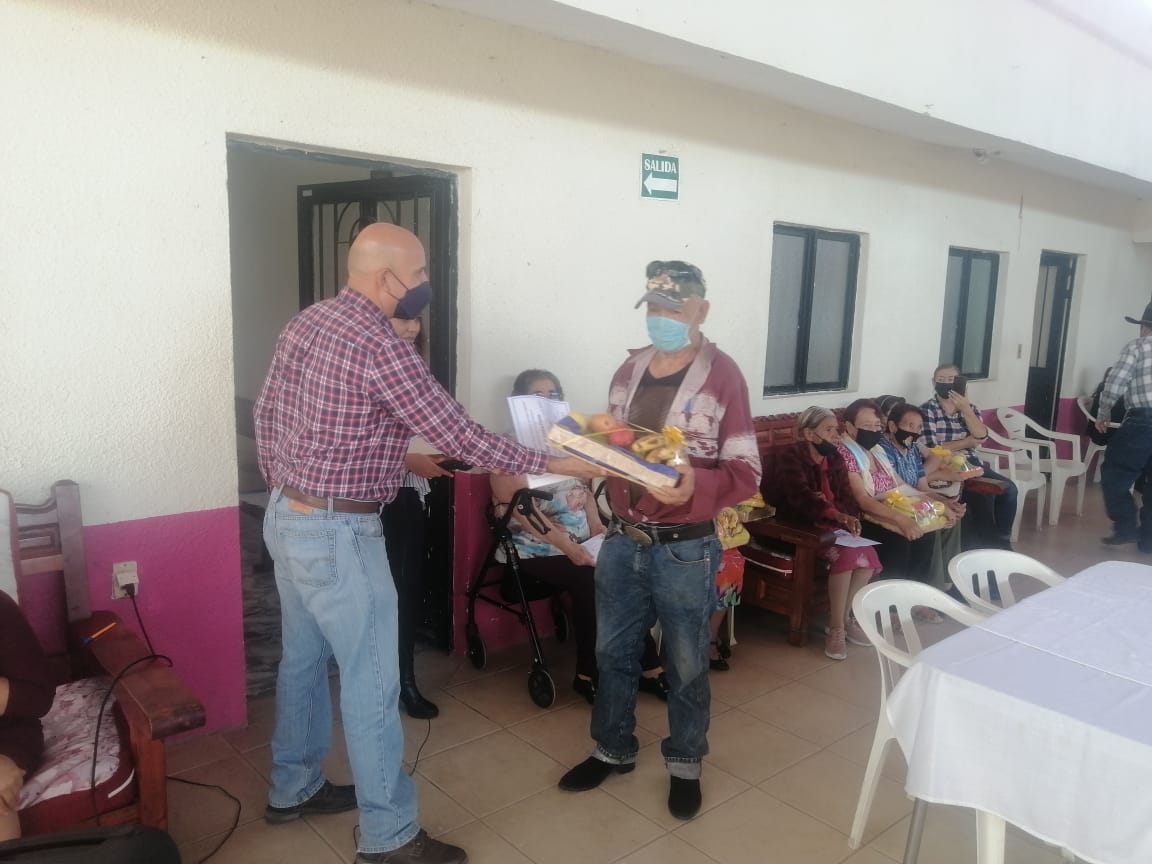 FUE ENTREGADO PRESENTE A ADULTOS MAYORES JEREZANOS EN SU DÍA