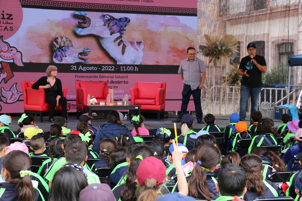 Presenta Jessica Jaramillo su audiolibro Gigantes en el desierto en la Fenaliz 2022