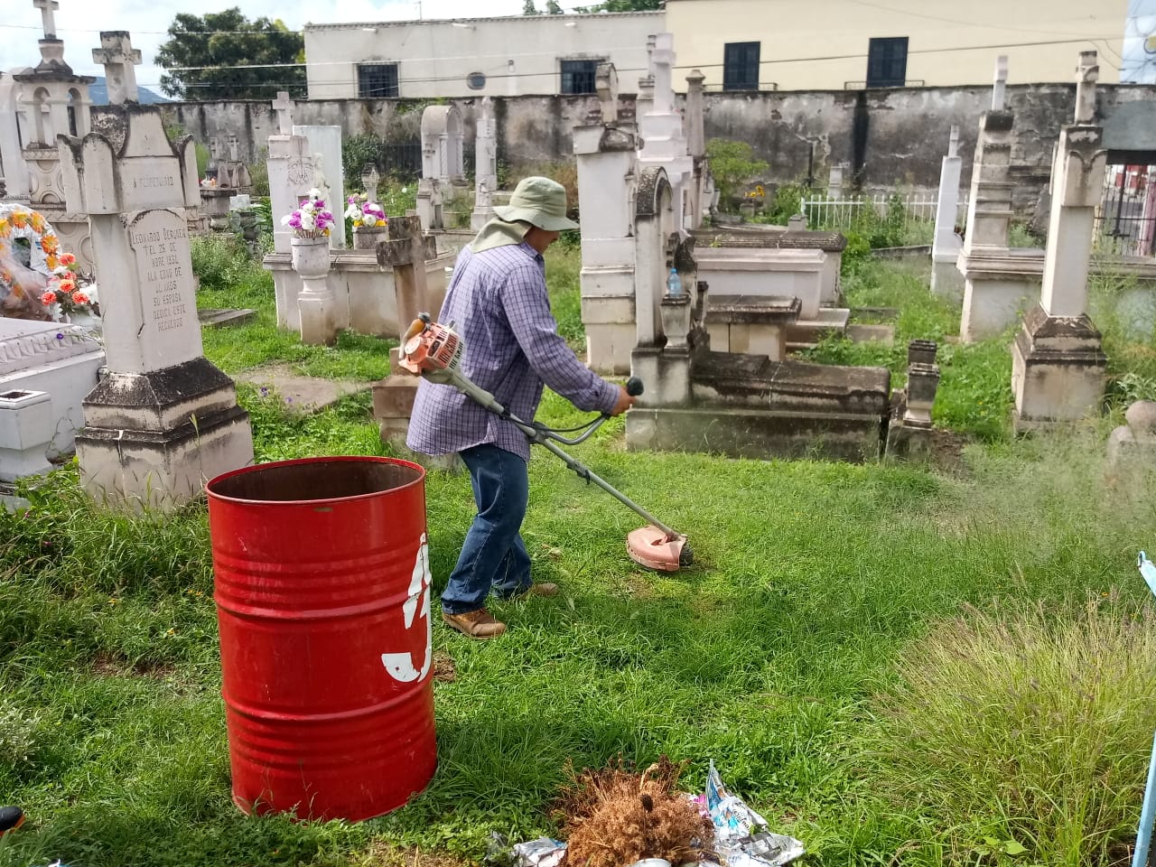 INICIA LA LIMPIEZA DE PANTEONES DE JEREZ DE CARA A LAS FESTIVIDADES DEL 2 DE NOVIEMBRE