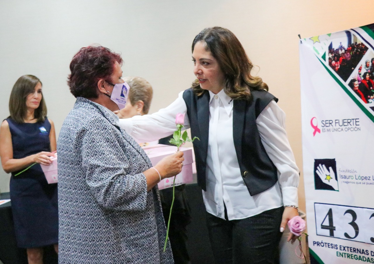 Entregan SEDIF y Fundaciones Isauro López y Jorge Vergara, prótesis externas de mama a 23 mujeres
