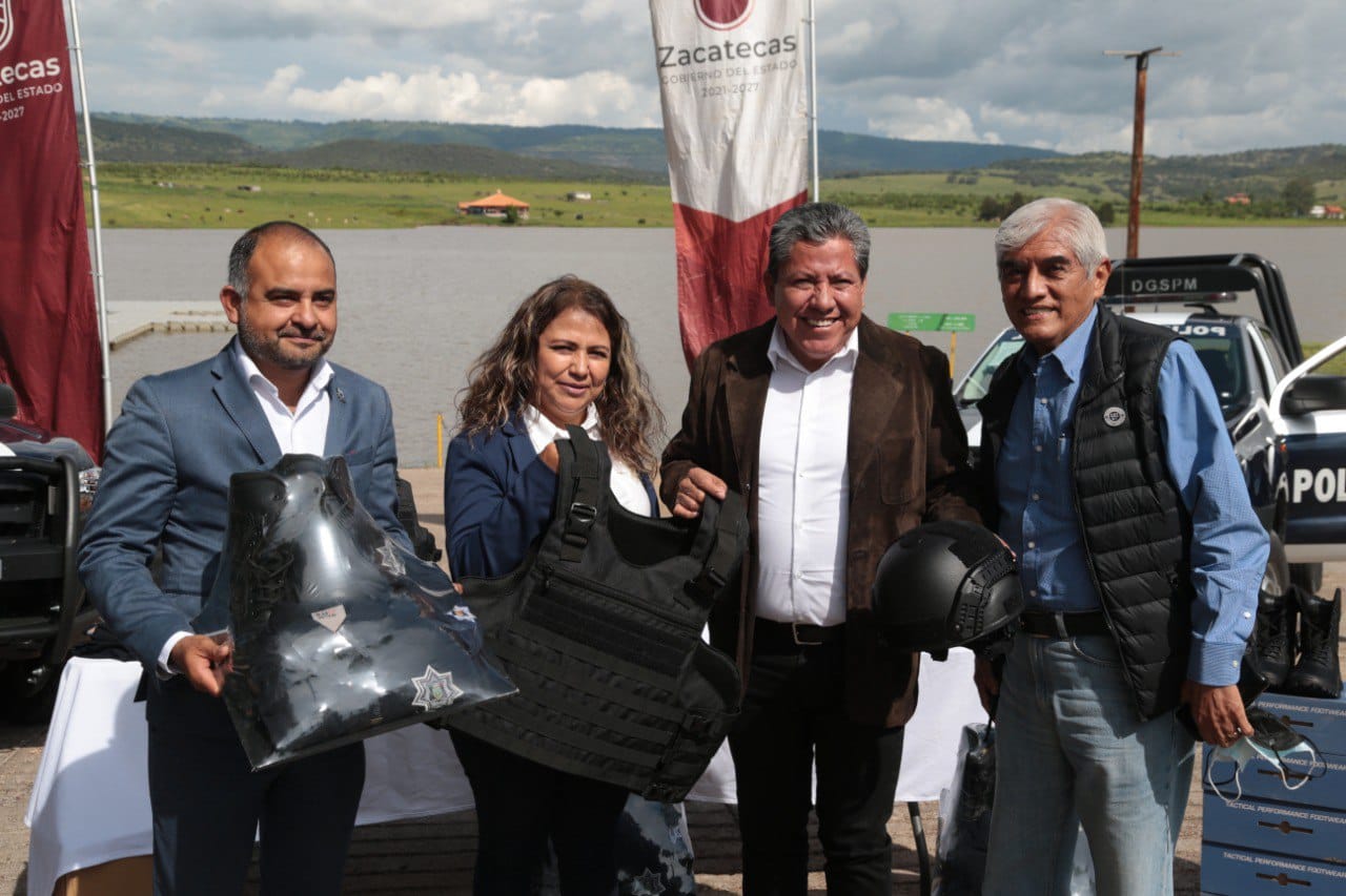 Equipa Gobernador David Monreal a policías municipales del sur y norte de Zacatecas; la inversión es de casi 10 mdp