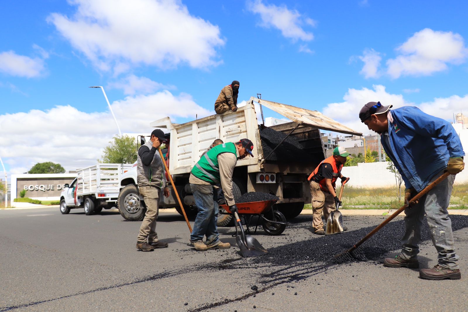 TRABAJA SERVICIOS PÚBLICOS EN BACHEO REGULAR E IRREGULAR EN LA CAPITAL