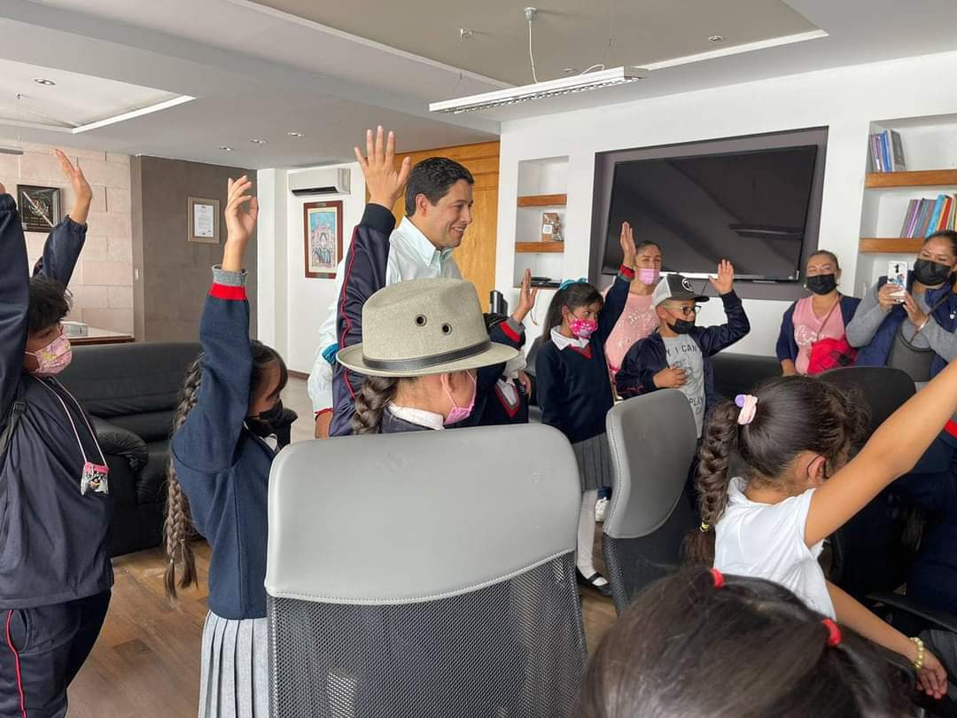 VISITAN NIÑOS Y NIÑAS DE COMUNIDADES AL PRESIDENTE MUNICIPAL, JORGE MIRANDA CASTRO
