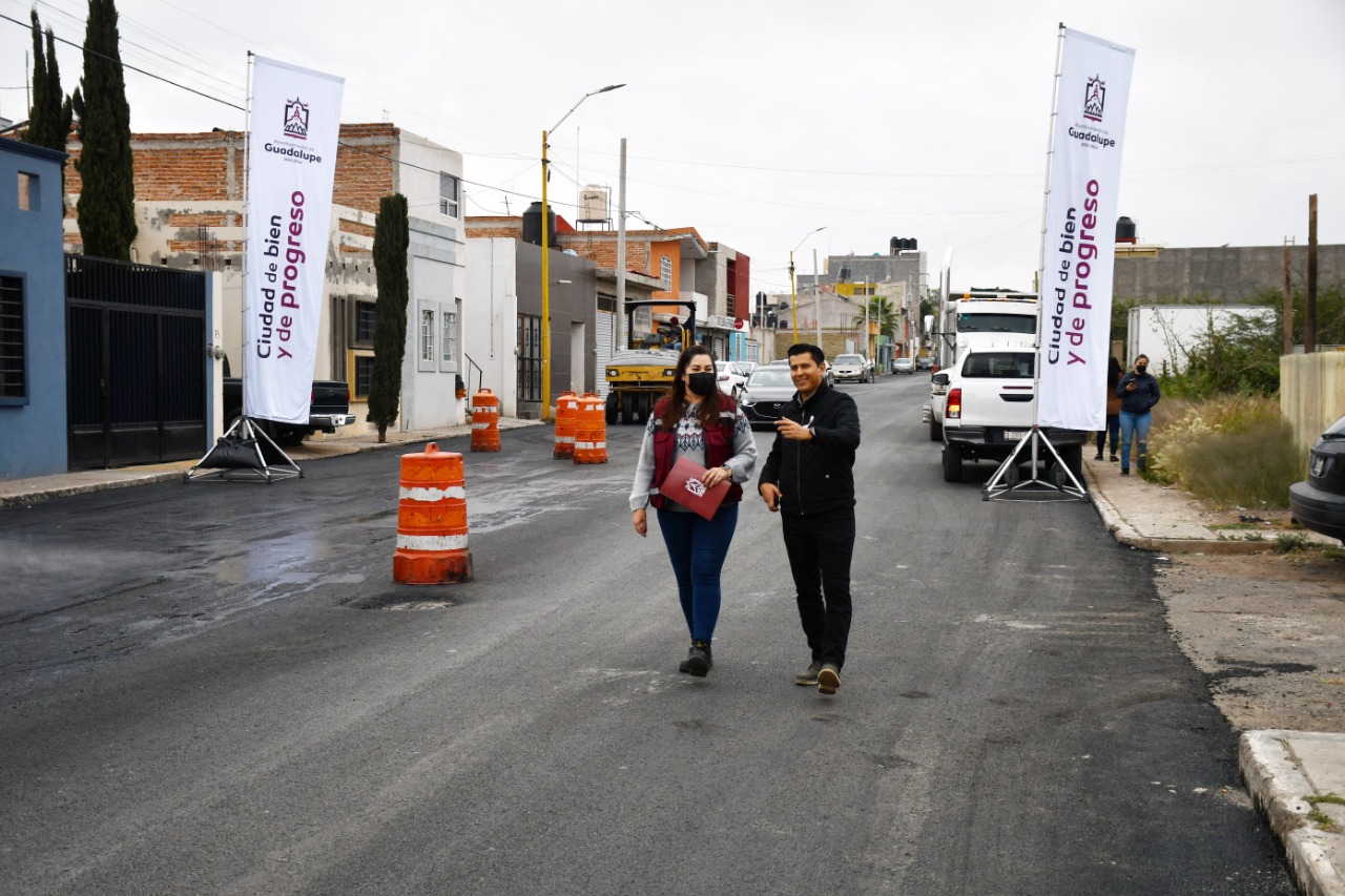 En Prolongación La Condesa Supervisa Julio César Chávez obras de reencarpetamiento
