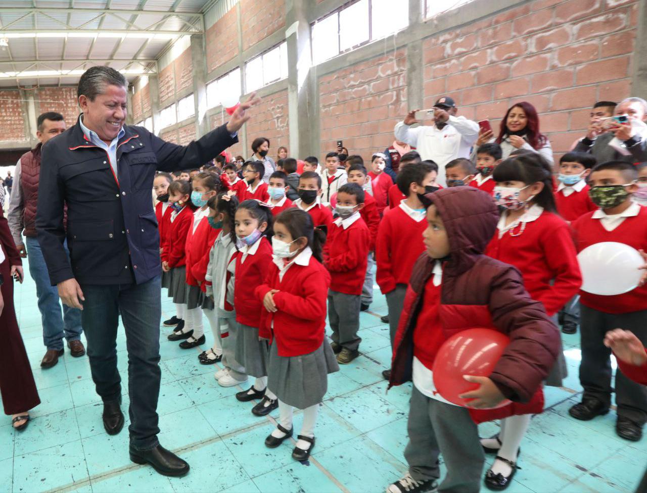 Anuncia Gobernador David Monreal que aumentará número y monto de becas educativas para estudiantes zacatecanos 