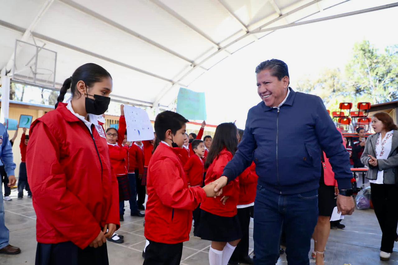 Lleva Gobernador David Monreal apoyos a escuela y alumnos de Tepechitlán