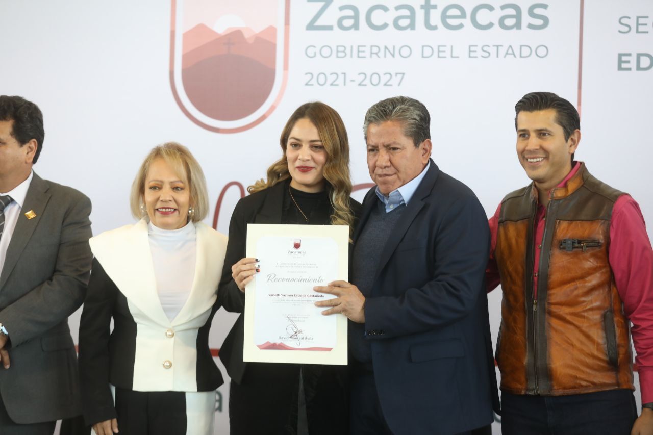 Reconoce Gobernador David Monreal a 869 trabajadores de la educación por cumplir años de servicio