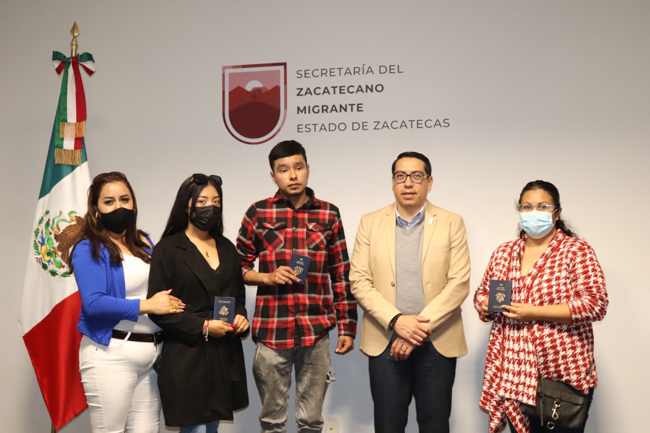 Entrega Gobierno de la transformación pasaporte americano a hijos de zacatecanos