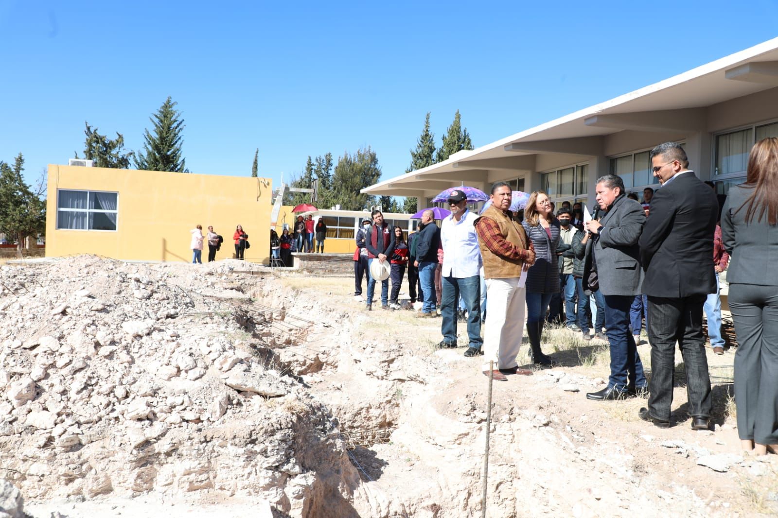 Con más aulas y canchas, cumple Gobernador David Monreal a estudiantes y deportistas de Nieves