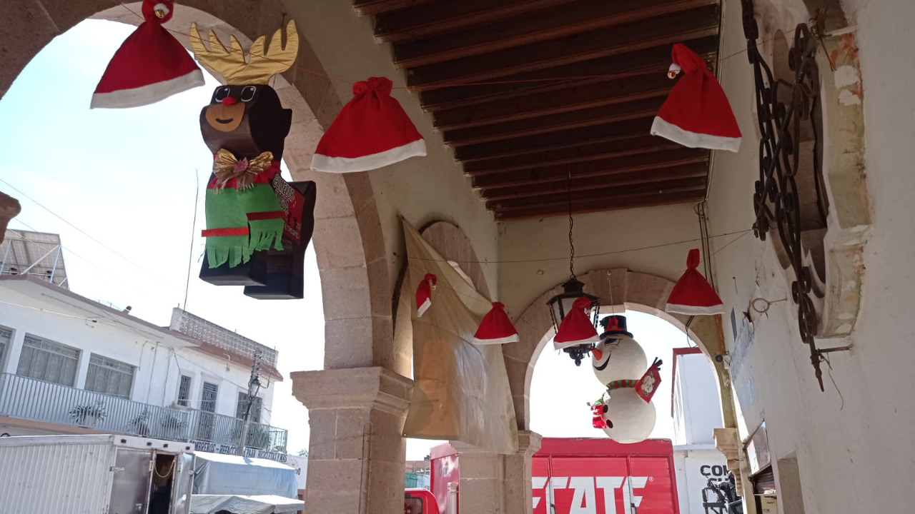 PIÑATAS Y BOLOS RESALTAN LA DECORACIÓN NAVIDEÑA DEL MERCADO MUNICIPAL