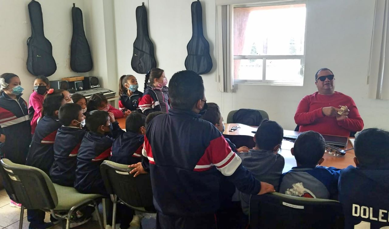 UNE GOBIERNO DE FRESNILLO A BIBLIOTECAS Y ESCUELAS