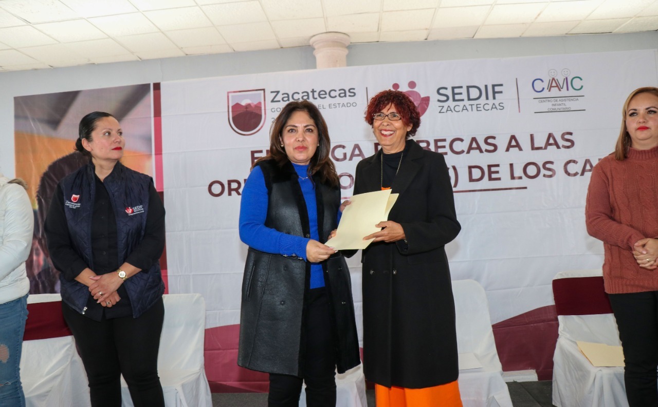 Entrega Gobierno de Zacatecas becas a orientadoras(es) de los Centros de Atención Infantil Comunitarios