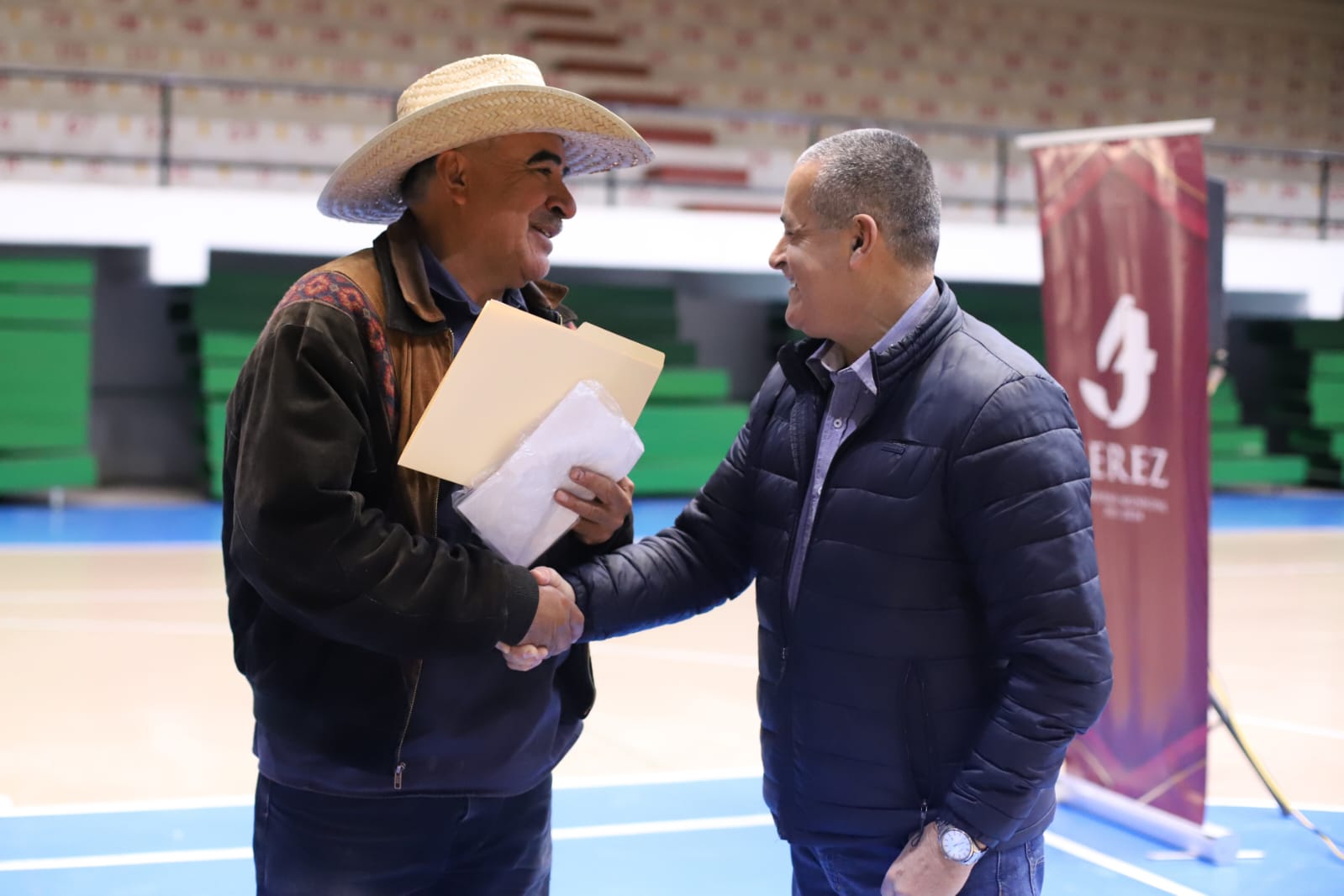 ENTREGA EL DOCTOR SALAZAR 214 CALENTADORES SOLARES PARA FAMILIAS JEREZANAS