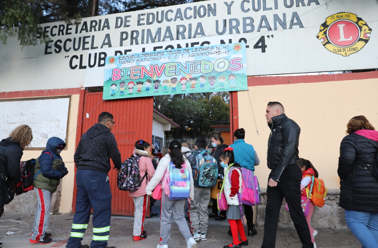 Estudiantes de educación básica regresan a las aulas