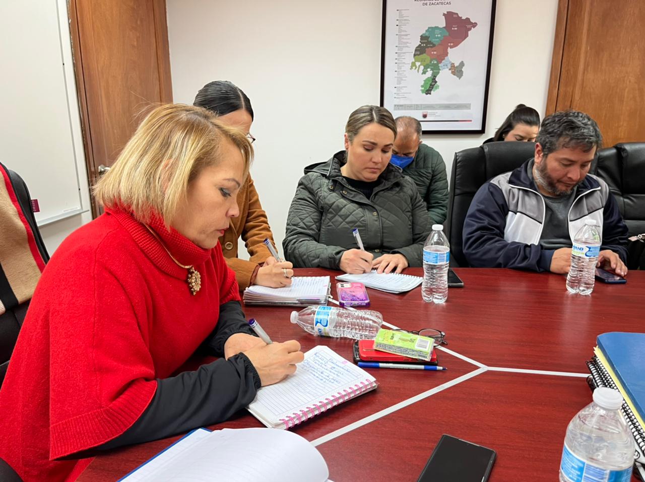 Comisión de la Secretaría de Educación atiende a profesores de Telebachillerato.