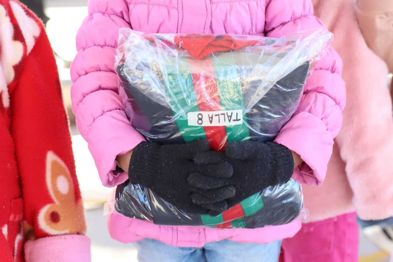 ENTREGAN UNIFORMES A NIÑOS DE PRIMARIA Y PREESCOLAR “BEATRIZ GONZÁLEZ ORTEGA” EN JEREZ