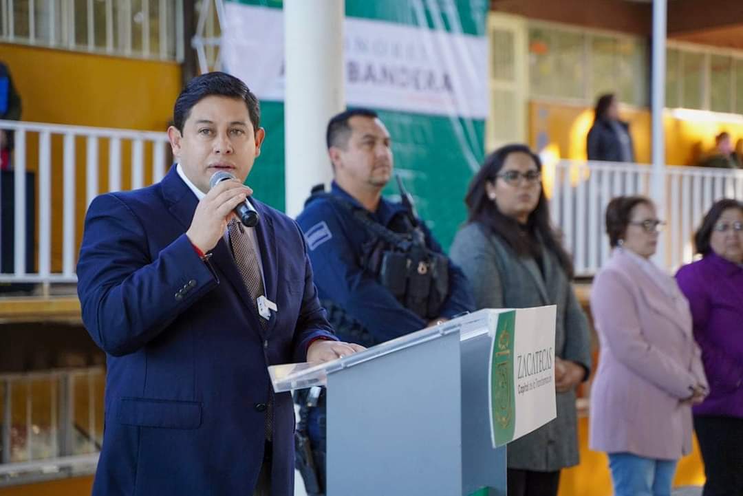 ENCABEZA MIRANDA CASTRO HONORES A LA BANDERA EN SECUNDARIA TÉCNICA 27