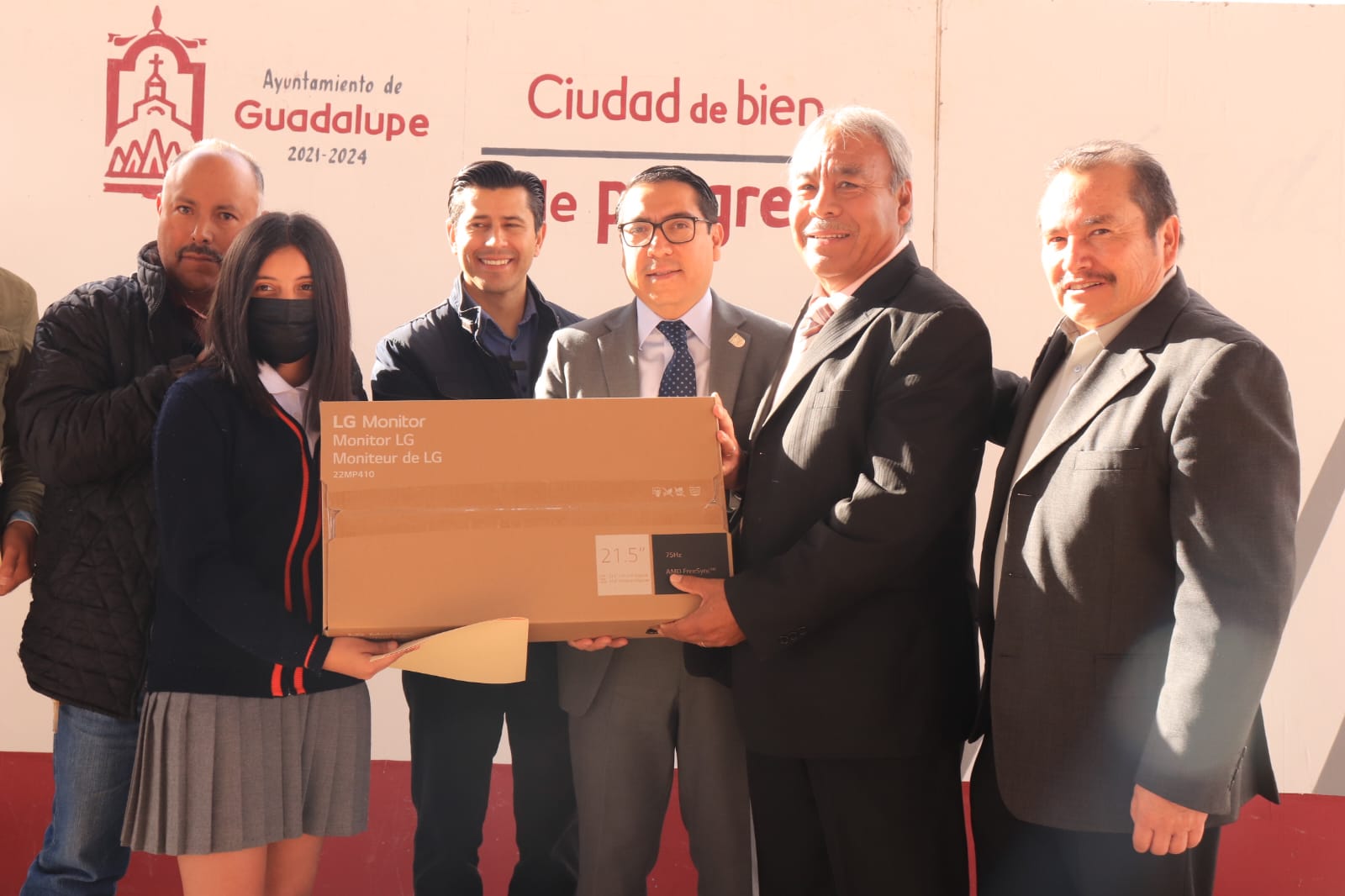 Entregan Sezami, Ayuntamiento de Guadalupe y paisanos equipos de cómputo del Programa 2×1 para Migrantes