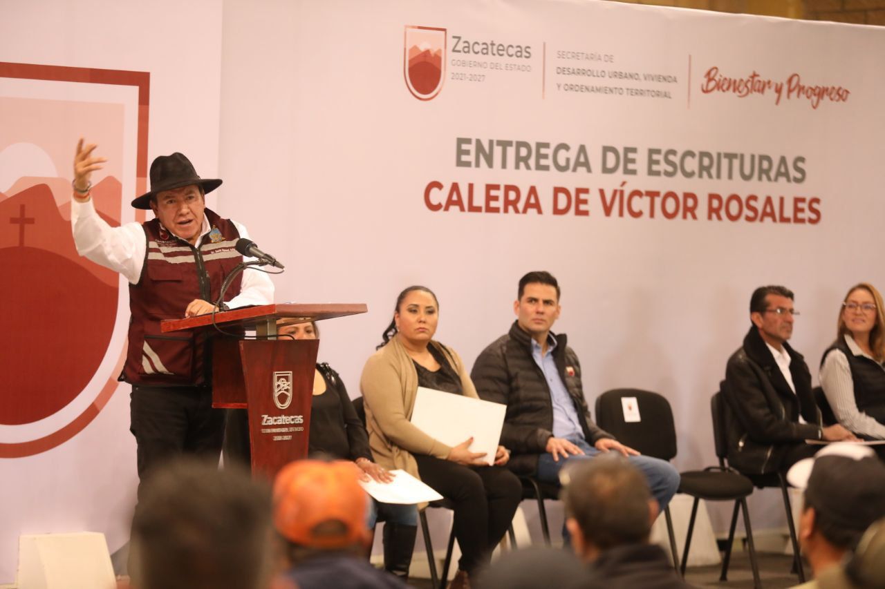 Entrega Godezac 181 escrituras a pobladores de Calera en Zacatecas