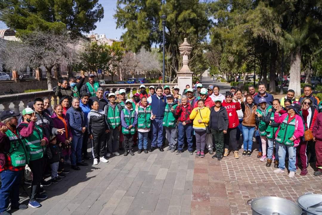 RECONOCE JORGE MIRANDA EL ARDUO TRABAJO DEL PERSONAL DE BARRIDO MANUAL