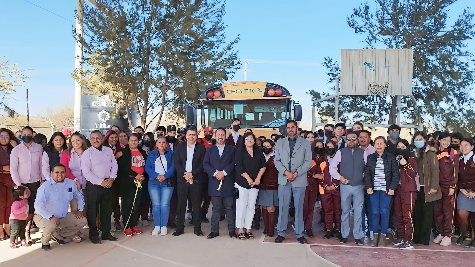 Benefician a estudiantes del Cecytez en El Lampotal con autobús escolar
