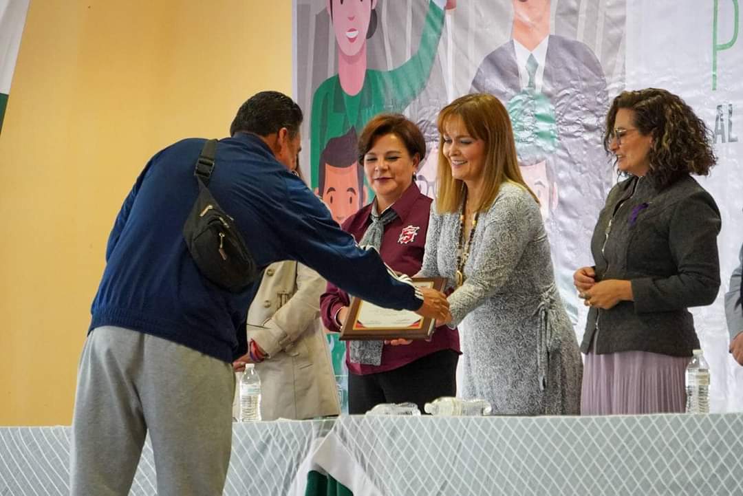 RECONOCE ADMINISTRACIÓN CAPITALINA A EMPLEADOS POR AÑOS DE SERVICIO
